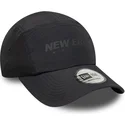 new-era-verstellbare-schwarze-curved-runner-tech-kappe