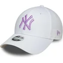 verstellbare-weisse-damenkappe-mit-gebogenem-schirm-und-violettem-logo-9forty-league-essential-der-new-york-yankees-mlb-von-new-