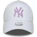 shapka-izvita-byala-reguliruem-9forty-league-essential-na-new-york-yankees-mlb-ot-new-era