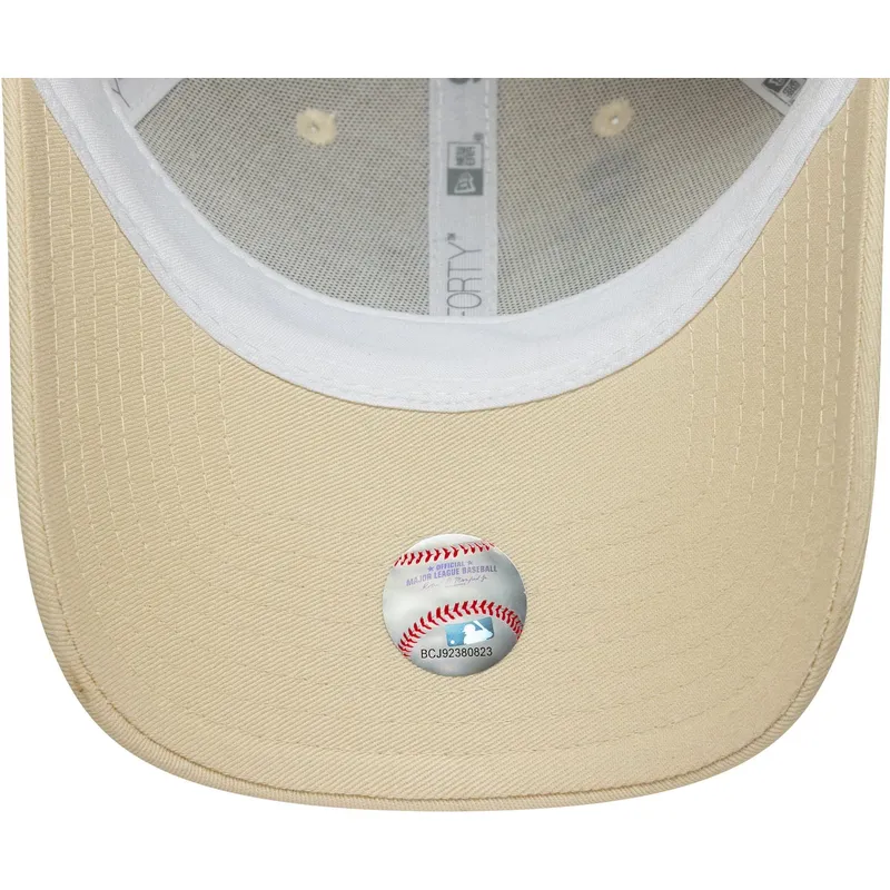 beige-justerbar-kvindekasket-med-buet-skygge-9forty-beaded-new-york-yankees-mlb-fra-new-era