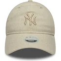 beige-justerbar-kvindekasket-med-buet-skygge-og-beige-logo-9twenty-linen-fra-new-york-yankees-mlb-af-new-era
