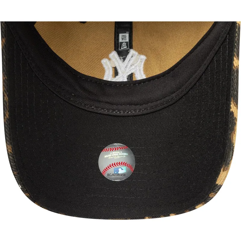 shapka-izvita-leopard-reguliruem-9twenty-outline-na-new-york-yankees-mlb-ot-new-era