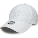 shapka-izvita-byala-reguliruema-9twenty-broderie-na-new-york-yankees-mlb-ot-new-era