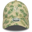 shapka-izvita-bezhov-reguliruem-9twenty-all-over-print-tropical-na-new-york-yankees-mlb-ot-new-era