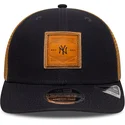 marineblaue-und-braune-trucker-kappe-9seventy-stretch-snap-debossed-logo-der-new-york-yankees-mlb-von-new-era