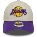 beige-und-violette-verstellbare-curved-cap-9forty-contrast-patch-der-los-angeles-lakers-nba-von-new-era