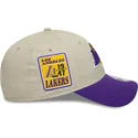 beige-und-violette-verstellbare-curved-cap-9forty-contrast-patch-der-los-angeles-lakers-nba-von-new-era