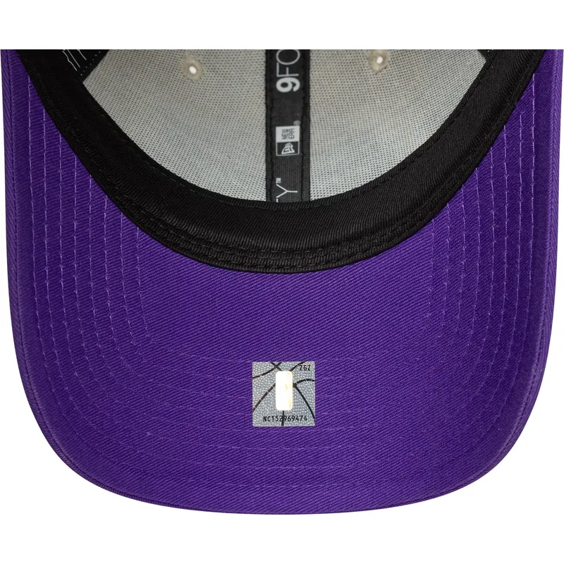 beige-und-violette-verstellbare-curved-cap-9forty-contrast-patch-der-los-angeles-lakers-nba-von-new-era