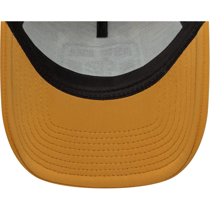 shapka-izvita-traker-bezhov-snapbek-a-frame-graphic-patch-ot-new-era