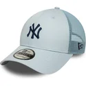 justerbar-bla-trucker-kasket-med-marineblat-logo-9forty-homefield-fra-new-york-yankees-mlb-fra-new-era