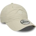 verstellbare-beige-kappe-mit-gebogenem-schirm-9twenty-mini-logo-washed-der-new-york-yankees-mlb-von-new-era