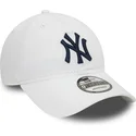 verstellbare-weisse-kappe-mit-gebogenem-schirm-und-blauem-logo-9twenty-core-classic-der-new-york-yankees-mlb-von-new-era