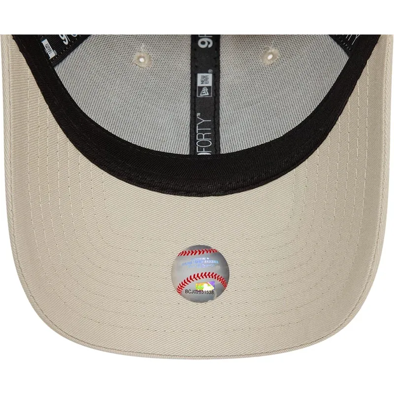 beige-justerbar-buet-kasket-med-hvidt-logo-9forty-league-essential-af-new-york-yankees-mlb-fra-new-era