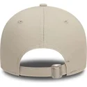 buet-beige-justerbar-kasket-med-hvidt-logo-9forty-league-essential-fra-new-york-yankees-mlb-fra-new-era