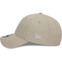 buet-beige-justerbar-kasket-med-hvidt-logo-9forty-league-essential-fra-new-york-yankees-mlb-fra-new-era