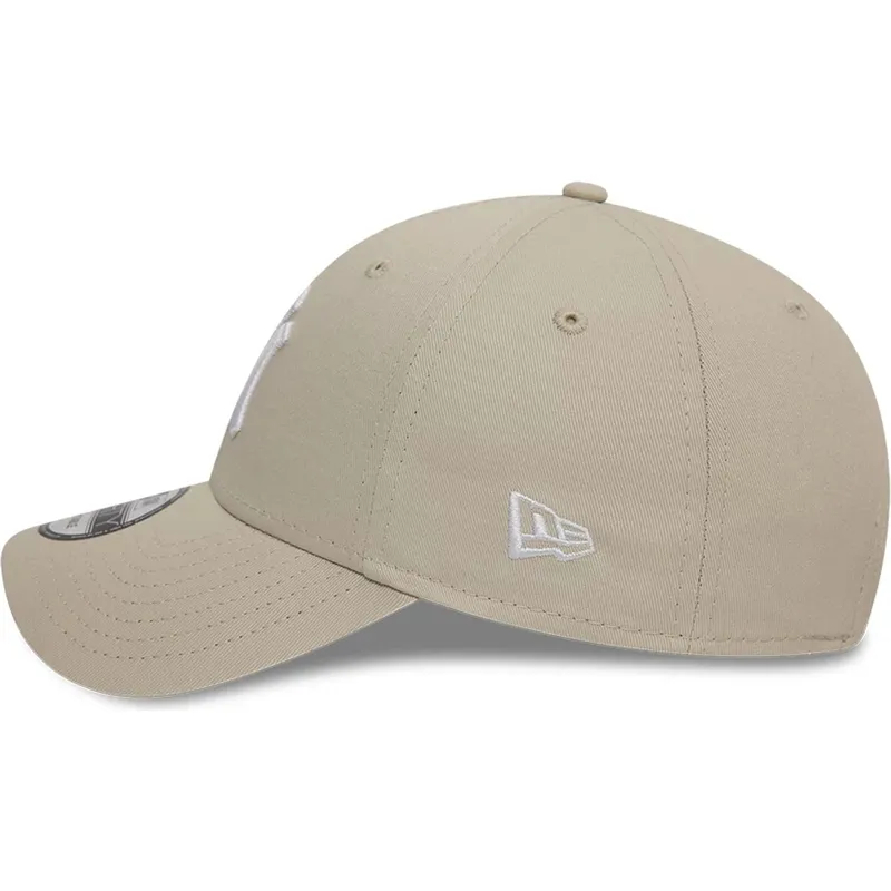 new-era-izvita-kozirka-byalo-logo-9forty-league-essential-new-york-yankees-mlb-bezhova-reguliruema-shapka new-era-izvita-kozirka-byalo-logo-9forty-league-essential-new-york-yankees-mlb-bezhova-reguliruema-shapka