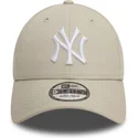 buet-beige-justerbar-kasket-med-hvidt-logo-9forty-league-essential-fra-new-york-yankees-mlb-fra-new-era