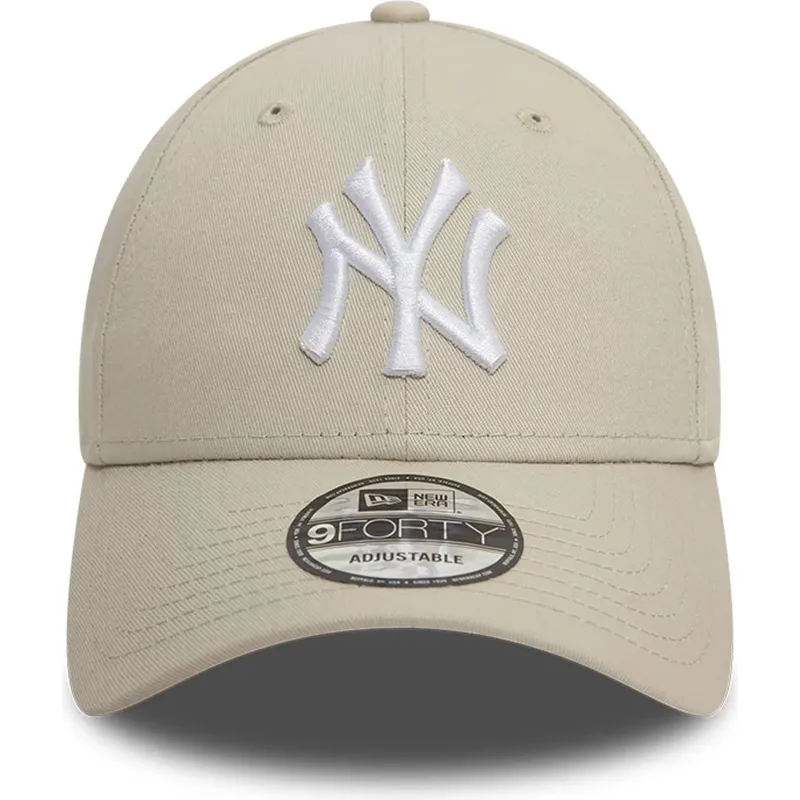 beige-justerbar-buet-kasket-med-hvidt-logo-9forty-league-essential-af-new-york-yankees-mlb-fra-new-era
