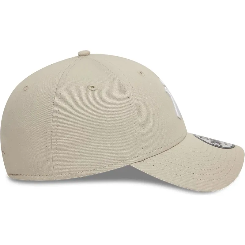 new-era-izvita-kozirka-byalo-logo-9forty-league-essential-new-york-yankees-mlb-bezhova-reguliruema-shapka new-era-izvita-kozirka-byalo-logo-9forty-league-essential-new-york-yankees-mlb-bezhova-reguliruema-shapka