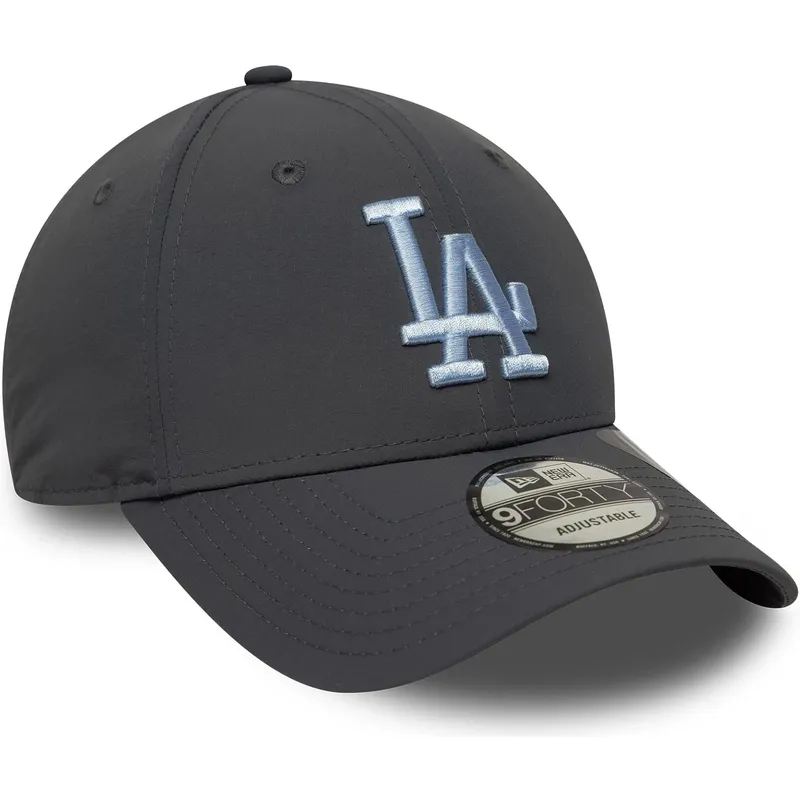 verstellbare-graue-9forty-kappe-mit-gebogenem-schirm-und-blauem-los-angeles-dodgers-logo-aus-recyceltem-material-von-new-era-mlb