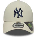 beige-verstellbare-curved-cap-mit-marineblauem-logo-9forty-recycled-der-new-york-yankees-mlb-von-new-era
