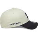 casquette-courbee-beige-et-bleue-marine-ajustable-9forty-side-script-new-york-yankees-mlb-new-era