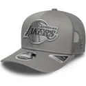 graue-trucker-kappe-mit-grauem-logo-9seventy-stretch-snap-tonal-der-los-angeles-lakers-nba-von-new-era