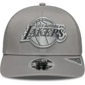 graue-trucker-cap-mit-grauem-logo-9seventy-stretch-snap-tonal-der-los-angeles-lakers-nba-von-new-era