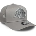 graue-trucker-kappe-mit-grauem-logo-9seventy-stretch-snap-tonal-der-los-angeles-lakers-nba-von-new-era