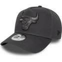 casquette-courbee-grise-snapback-avec-logo-grise-e-frame-tonal-outline-chicago-bulls-nba-new-era