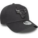graue-snapback-kappe-mit-gebogenem-schirm-und-grauem-logo-e-frame-tonal-outline-der-chicago-bulls-nba-von-new-era
