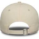 beige-verstellbare-damen-cap-mit-gebogenem-schirm-und-rosa-logo-9twenty-contrast-stitch-der-new-york-yankees-mlb-von-new-era