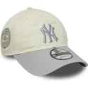beige-og-gra-justerbar-kvindekasket-med-buet-skygge-9twenty-world-series-cooperstown-af-new-york-yankees-mlb-fra-new-era