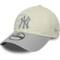 beige-og-gra-justerbar-kvindekasket-med-buet-skygge-9twenty-world-series-cooperstown-af-new-york-yankees-mlb-fra-new-era