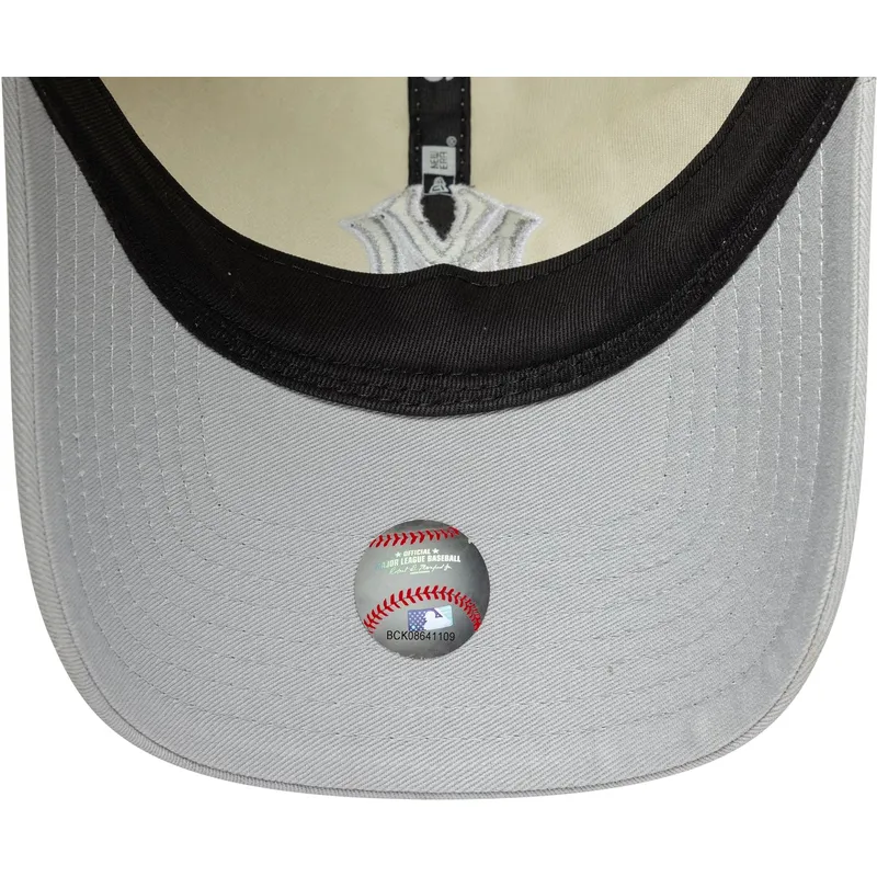 beige-og-gra-justerbar-kvindekasket-med-buet-skygge-9twenty-world-series-cooperstown-af-new-york-yankees-mlb-fra-new-era