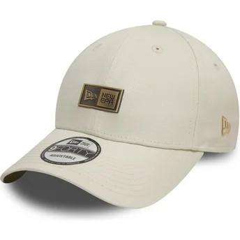 Beige verstellbare 9FORTY Kappe mit gebogenem Schirm Badge von New Era