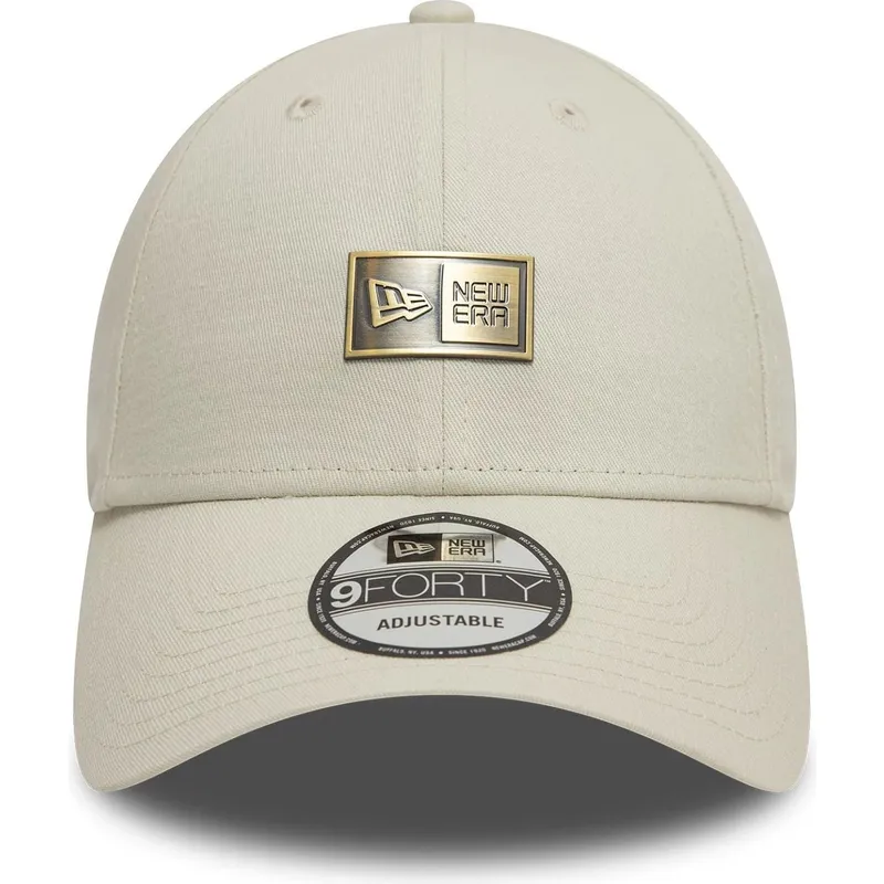 beige-verstellbare-curved-cap-9forty-badge-von-new-era