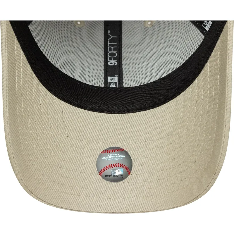 beige-verstellbare-curved-cap-mit-beigem-logo-9forty-icon-dragon-der-los-angeles-dodgers-mlb-von-new-era
