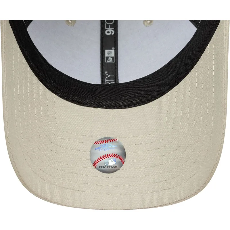 beige-justerbar-buet-kasket-med-beige-logo-9forty-tonal-flawless-fra-new-york-yankees-mlb-fra-new-era