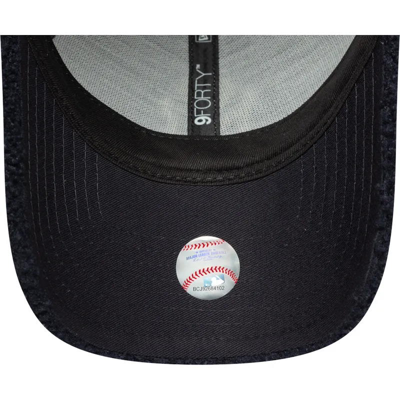 shapka-izvita-tmnosin-reguliruem-9forty-borg-na-new-york-yankees-mlb-ot-new-era