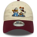 beige-und-granatrote-verstellbare-9twenty-kappe-von-garfield-und-odie-von-new-era