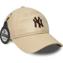 buet-beige-justerbar-kasket-med-brunt-logo-9twenty-leather-fra-new-york-yankees-mlb-fra-new-era