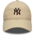 buet-beige-justerbar-kasket-med-brunt-logo-9twenty-leather-fra-new-york-yankees-mlb-fra-new-era