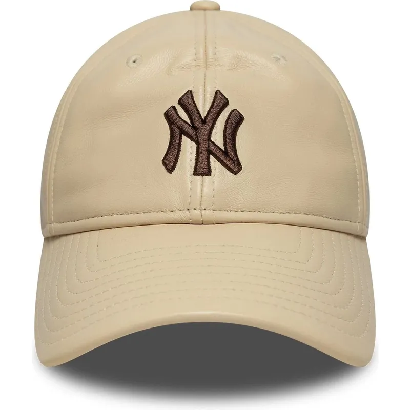 shapka-izvita-bezhov-reguliruema-marron-9twenty-leather-na-new-york-yankees-mlb-ot-new-era