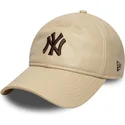 shapka-izvita-bezhov-reguliruema-marron-9twenty-leather-na-new-york-yankees-mlb-ot-new-era