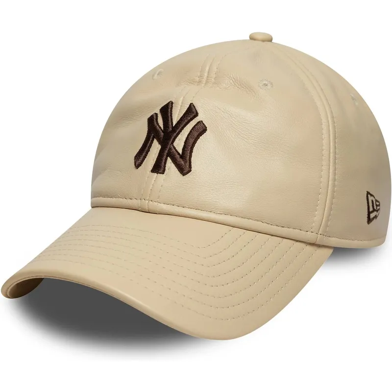 beige-justerbar-buet-kasket-med-brunt-logo-9twenty-leather-new-york-yankees-mlb-fra-new-era