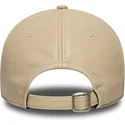 shapka-izvita-bezhov-reguliruem-9twenty-leather-na-new-york-yankees-mlb-ot-new-era