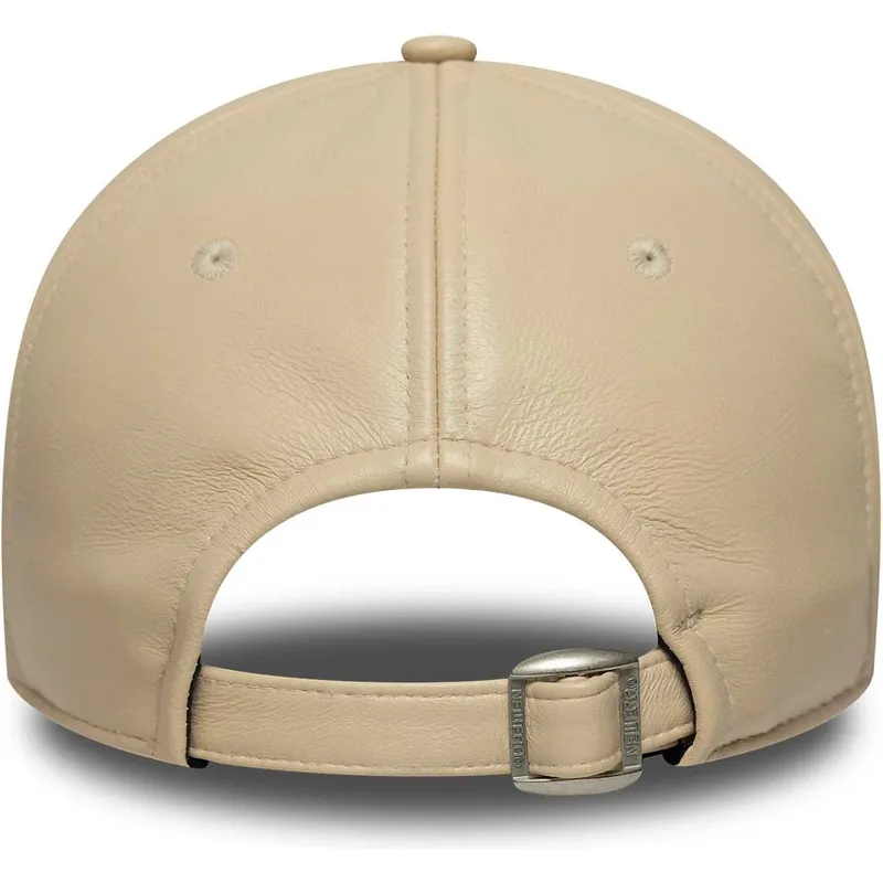 shapka-izvita-bezhov-reguliruema-marron-9twenty-leather-na-new-york-yankees-mlb-ot-new-era