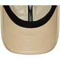 shapka-izvita-bezhov-reguliruema-marron-9twenty-leather-na-new-york-yankees-mlb-ot-new-era