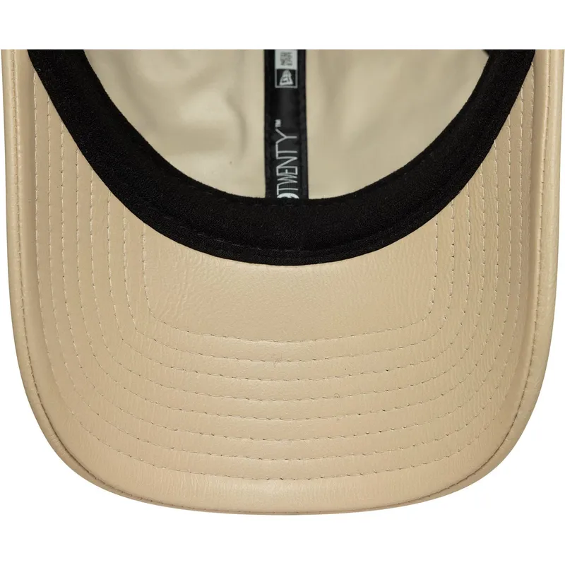 buet-beige-justerbar-kasket-med-brunt-logo-9twenty-leather-fra-new-york-yankees-mlb-fra-new-era